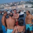 De Magistris si improvvisa testimonial delle acque del Golfo di Napoli, facendosi ritrarre durante un tuffo mattutino nello specchio antistante al Lungomare, lo stesso che ha liberato dalle auto con [&hellip;]