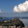 di Paolo e nessuno lo sa, cantava Bennato. Perché tutti sanno, invece, che ospita il carcere minorile di Napoli. A questo penso mentre raggiungo don Fabio, il cappellano, prete della [&hellip;]