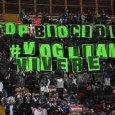 Lo avevano promesso, quelli della Terra dei fuochi: migliaia di sacchetti neri per l’immondizia distribuiti al pubblico che entra in curva B, prima di Italia-Armenia. Cartelli che sono un assist [&hellip;]