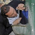 Cronaca — 16 novembre 2013 12:47 Il Comune di Napoli chiederà un miliardo di euro di risarcimento al settimanale L’Espresso per la copertina del numero oggi in edicola intitolata “Bevi [&hellip;]