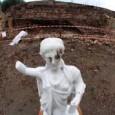 E non bastano i crolli , ai quali si aggiungono i furti, come l’affresco di Artemide, custodito nella domus di Nettuno, portato via qualche giorno fa. Cosa che ha reso [&hellip;]