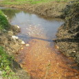 di Domenico Corcione “…mentre a NE, su una collina calcarea che sovrasta la fonte di acqua minerale che alimenta il fiume, sono avanzi di un complesso rettangolare con avanzi di [&hellip;]