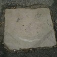 di Domenico Corcione Molti conoscono di certo il famoso basolo bianco di Piazza Municipio: è quella pietra bianca e levigata che si nota nel mezzo dello slargo fra la piazza [&hellip;]