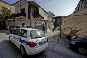 Una macchina della polizia all'esterno dello stabile di Afragola (Napoli) dove una ex guardia giurata - Marco Castiello, di 76 anni - ha ferito a colpi di fucile in maniera lieve, la scorsa notte, sei vicini di casa, fra i quali una bimba di sei anni, 19 maggio 2015. L'uomo è poi fuggito ma è stato rintracciato e bloccato da polizia e carabinieri. ANSA / CIRO FUSCO